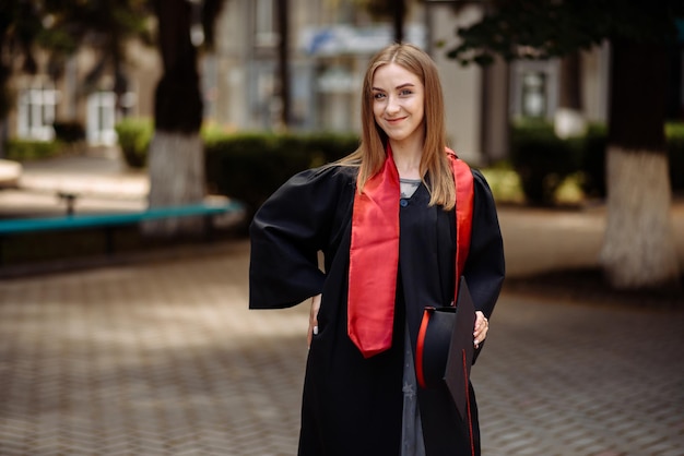 Photo a woman in a black robe stands in front of a bench