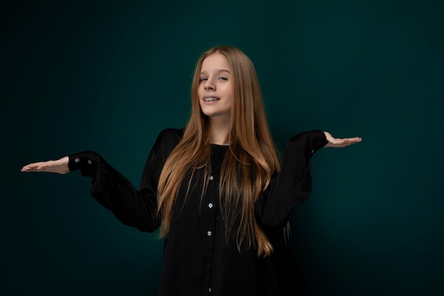 Foto donna in camicia nera con le mani tese