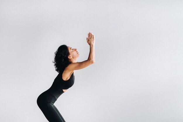 Photo a woman in black sportswear is engaged in dynamic kali meditation in the yoga hall