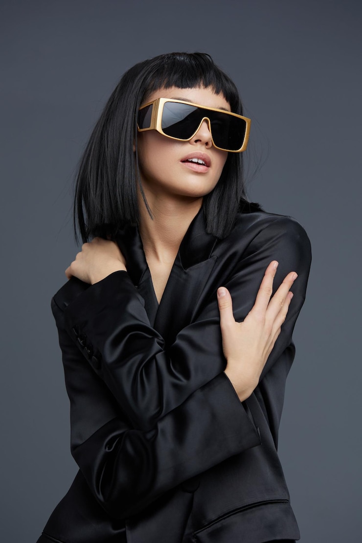 Photo woman black suit sunglasses a woman wearing a sleek black suit and stylish sunglasses poses