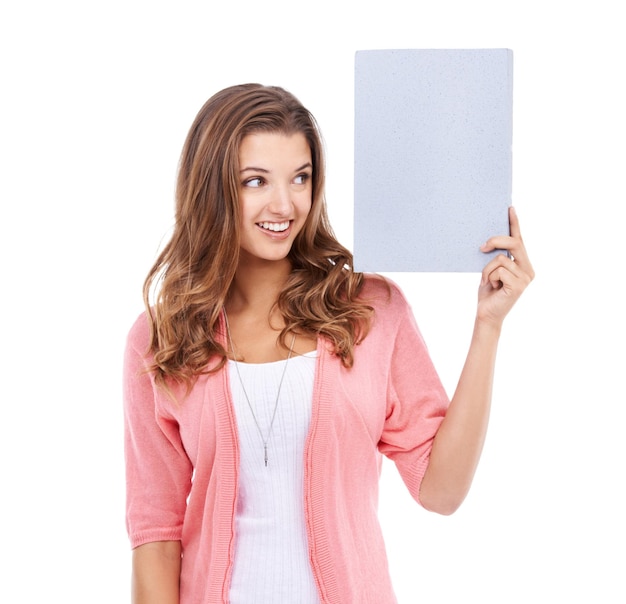 Женщина пустая доска и улыбка для макетного пространства в студийной бумаге и бюллетене для объявления Счастливая женщина плакат и плакат для продвижения и рекламы новости и белый фон