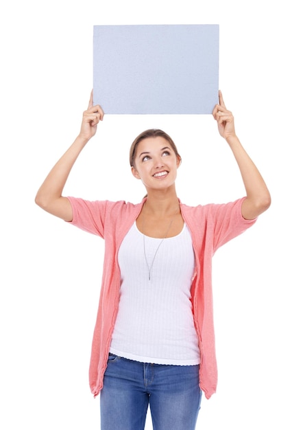 Женщина пустая плакат и улыбка для макетного пространства в студийной бумаге и бюллетене для объявления Счастливая женщина доска и плакат для продвижения и рекламы новости и белый фон