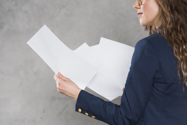 Photo woman in blazer holding papers