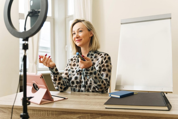 Photo woman blogger or coach during online broadcast at home