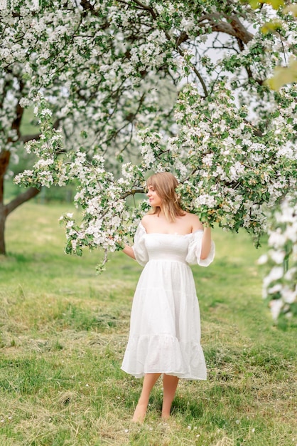 Photo woman in a blooming garden beautiful woman in nature high quality photo