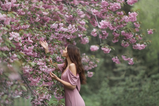 自然に咲く桜の木の女性