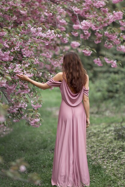 自然に咲く桜の木の女性