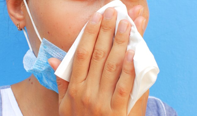 Photo woman blowing her nose