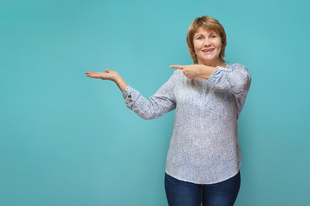 Foto una donna su sfondo blu mostra emozioni diverse.