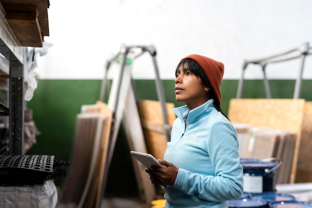 Photo woman in a blue blouse working in a warehouse