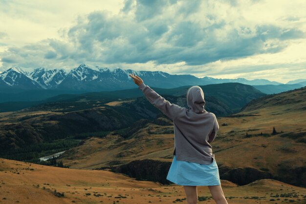 Donna in abito blu in estate montagne altai