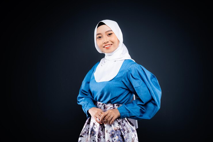 Photo a woman in a blue dress with a white scarf and a white scarf.