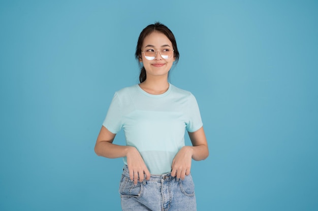 Una donna con una camicia blu sorride in varie pose guardando la telecamera