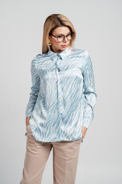 Donna in una camicia blu su sfondo bianco