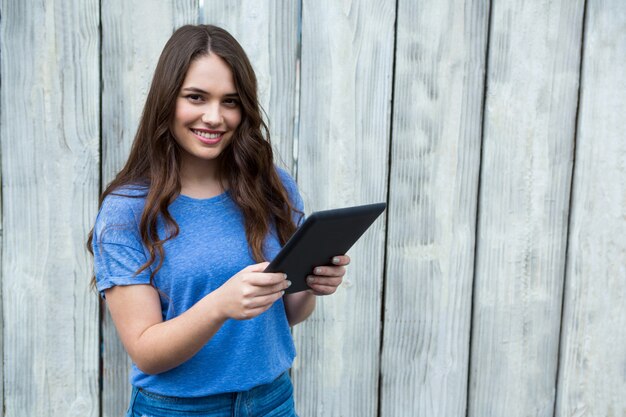 デジタルタブレットを使用して青いトップの女性