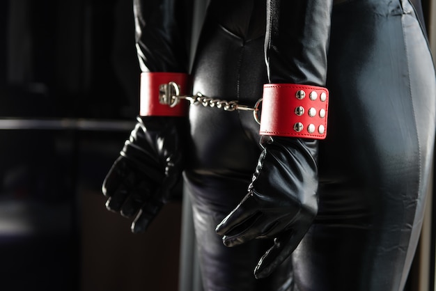 Фото Тело женщины со спины и красные наручники