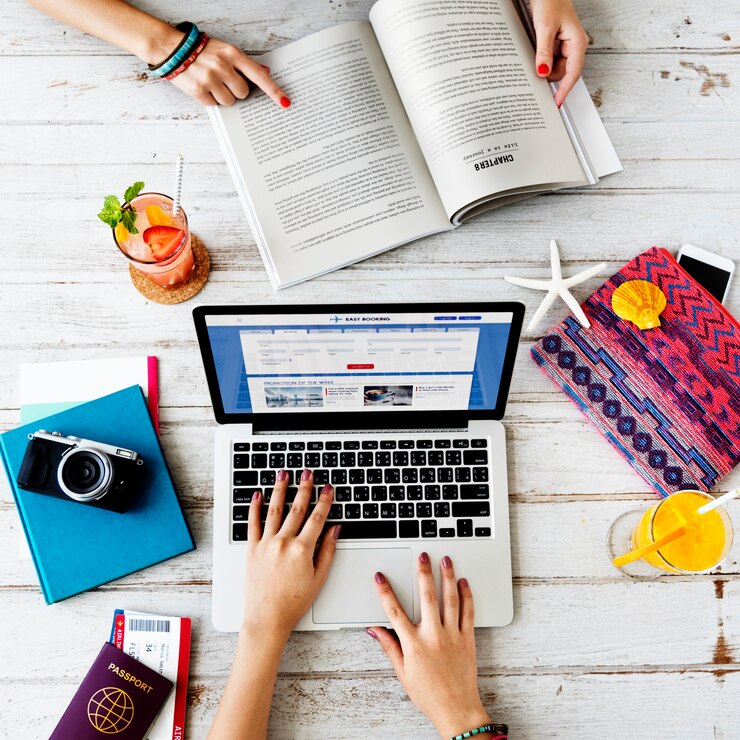 Photo woman booking ticket online