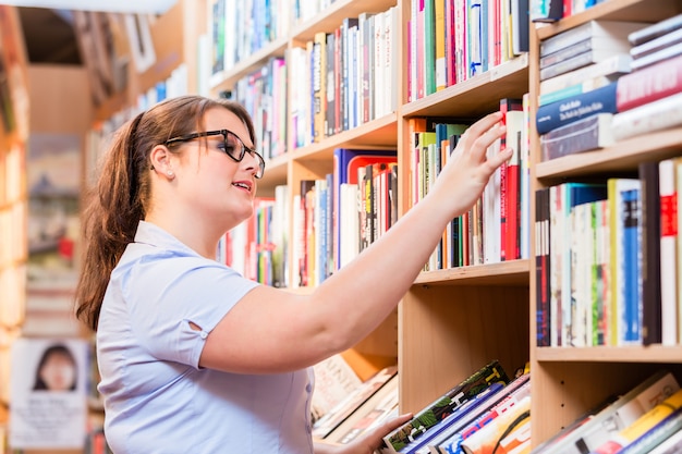 Donna in libreria alla ricerca di un libro