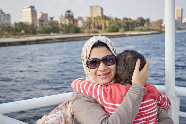 エジプトのボートに乗った女性と少年