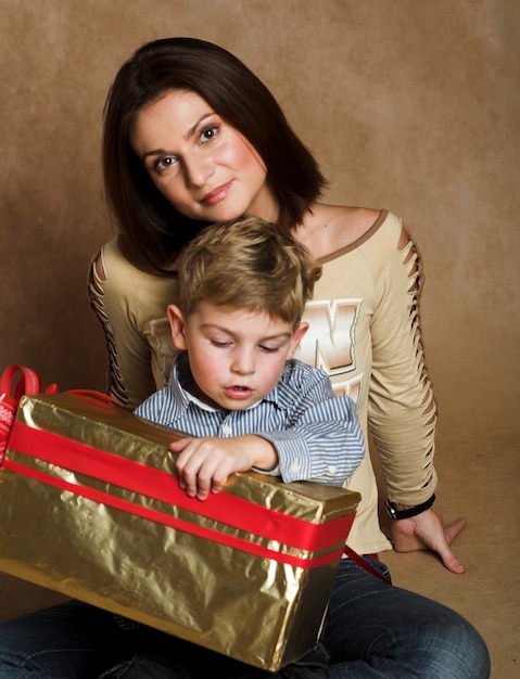 여자와 소년 크리스마스 또는 생일 선물 확인