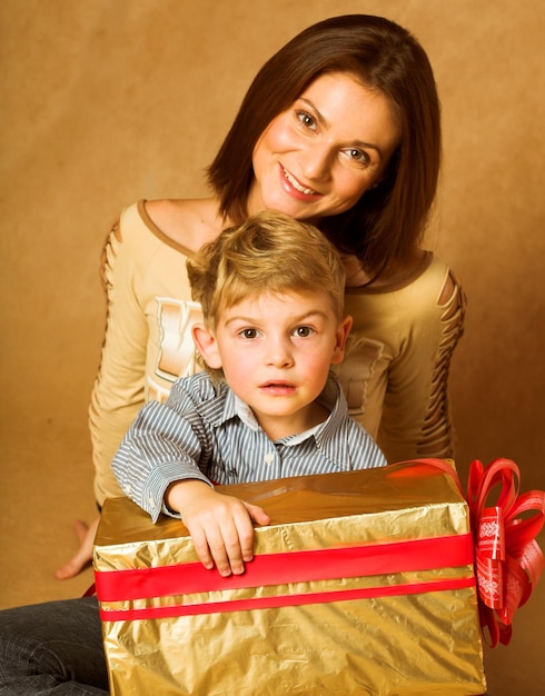 女性と男の子のクリスマスプレゼントをチェック