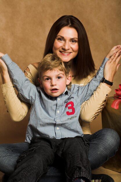 女性と男の子のクリスマスプレゼントをチェック