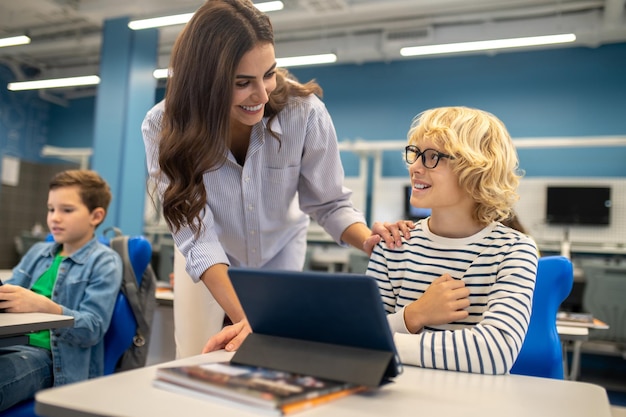 Photo woman and boy smiling looking at each other