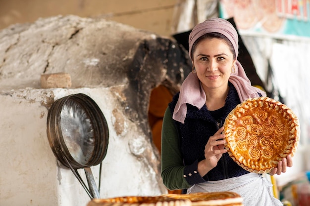 Photo woman bread maker near the shop