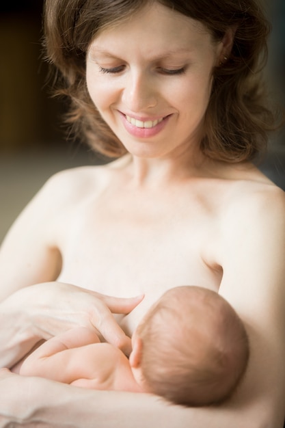 Photo woman breastfeeding her baby