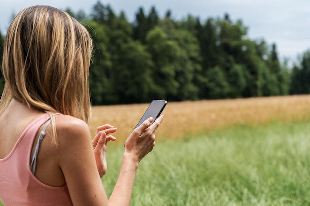 Donna che naviga sul cellulare