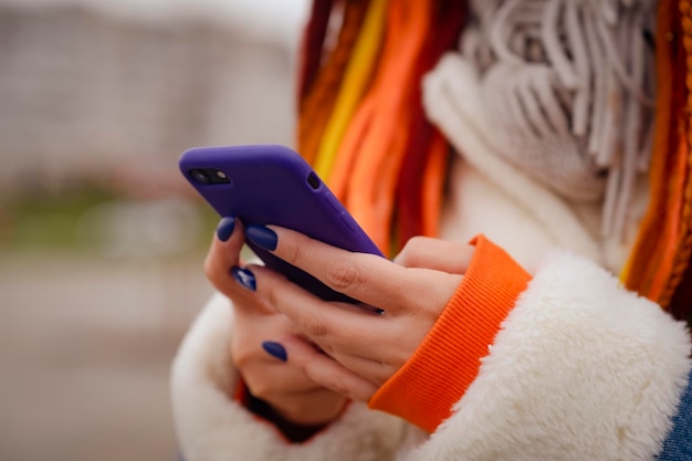 スマートフォンを閲覧する女性 携帯電話を使って匿名の女性を切り取る