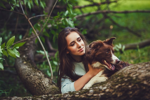 女性ブルネットと彼女の犬