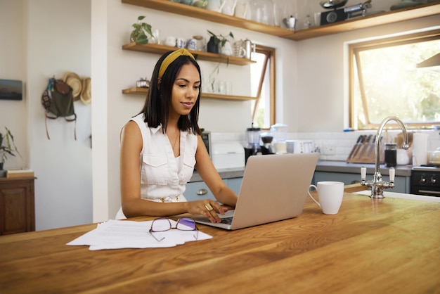 Женщина в бизнесе работает из дома на ноутбуке, работает с документами на ноутбуке и оформляет документы для корпоративной стратегии Молодой профессионал и предприниматель исследует рынок для стартапов и отраслевых данных