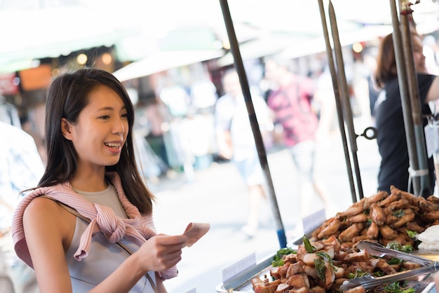 Foto donna che compra cibo al mercato