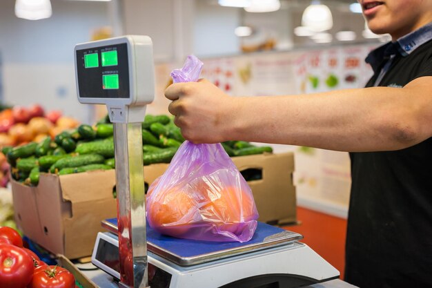 ストリートマーケットで新鮮な野菜を買う女性