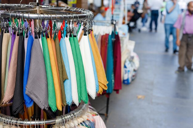 Photo woman buying a scarf at an oriental bazaar