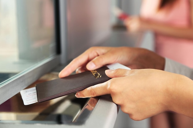 Photo woman buying tickets with passport at box office