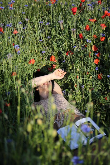 Foto donna dai fiori nel campo