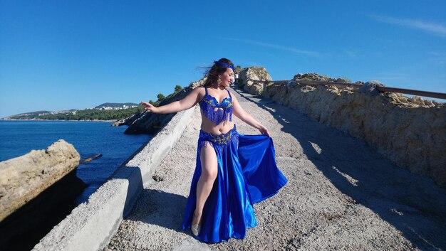 Foto donna sul mare contro il cielo blu