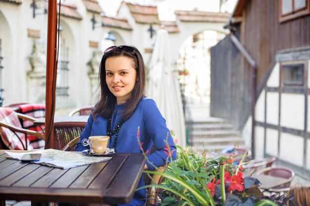 Photo woman at the cafe with a cup of coffee