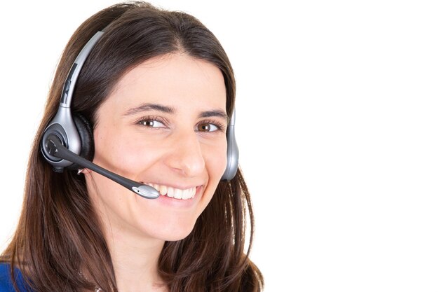 Женщина в колл-центре улыбается счастливым веселым портретом оператора поддержки в телефонной гарнитуре