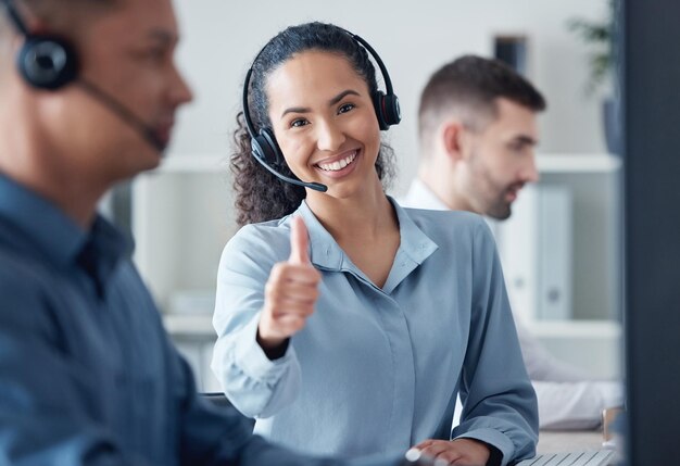 Foto donna al callcenter pollice in alto in verticale e comunicazione crm di supporto e accordo emoji contattaci servizio clienti e agente tecnico donna con auricolare e sorriso successo e grazie