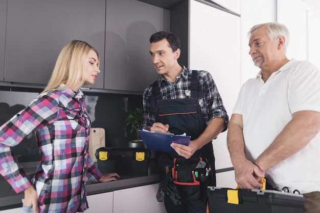 Photo the woman called two plumbers to repair the kitchen sink