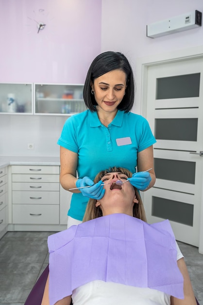 Woman came to the dentist to the woman's own dentist to check the teeth for caries