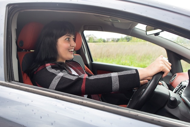 車の中で女性は道路で誓う