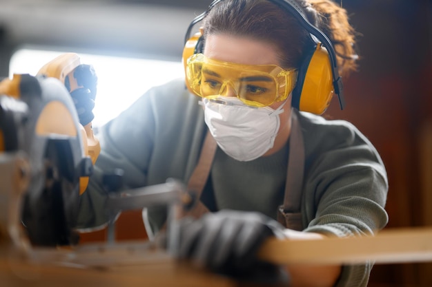 Photo woman carpenter in workshop