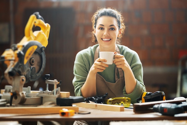 Photo woman carpenter in workshop