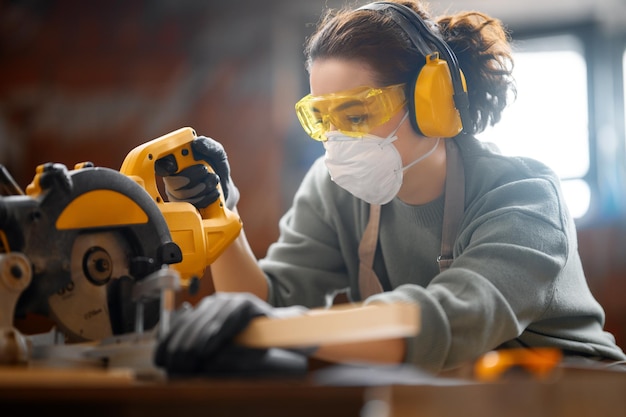 Женщина-плотник в мастерской