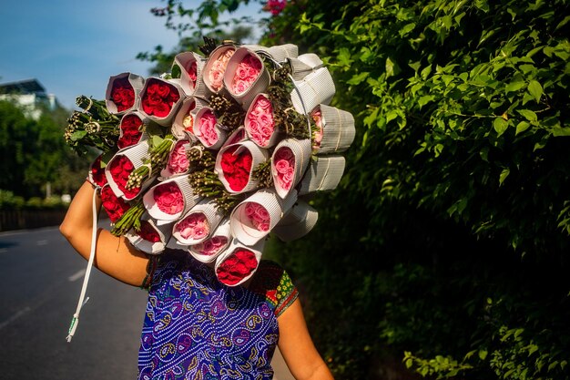 Фото Женщина с букетом роз