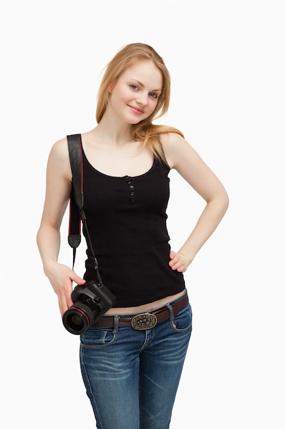 彼女の肩の周りにカメラを持っている女性